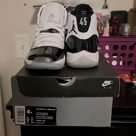 Air Jordan 11 retros 4y